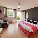 Logis Restaurant Le Clos Des Capitelles Hotel 3*
