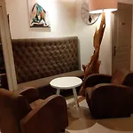 Logis Restaurant Le Clos Des Capitelles Hotel Uchaud