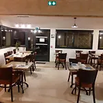 Hotel Logis Restaurant Le Clos Des Capitelles Uchaud