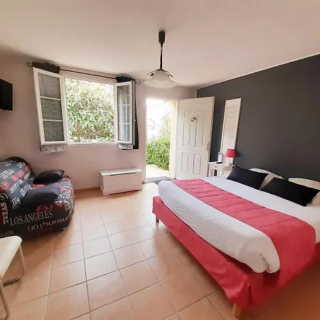 Logis Restaurant Le Clos Des Capitelles Отель 3*