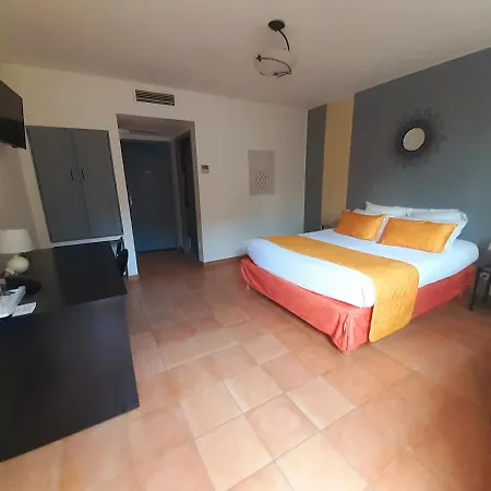 Hotel Logis Restaurant Le Clos Des Capitelles 3*