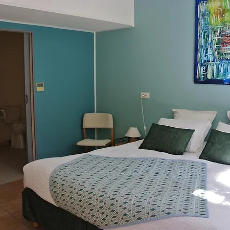 Logis Restaurant Le Clos Des Capitelles Hotel 3*