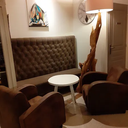 Logis Restaurant Le Clos Des Capitelles Отель Юшо