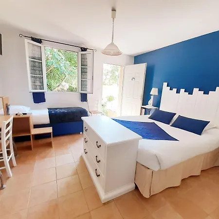 Logis Restaurant Le Clos Des Capitelles Hotell 3*