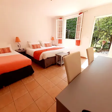 Logis Restaurant Le Clos Des Capitelles 3* Юшо