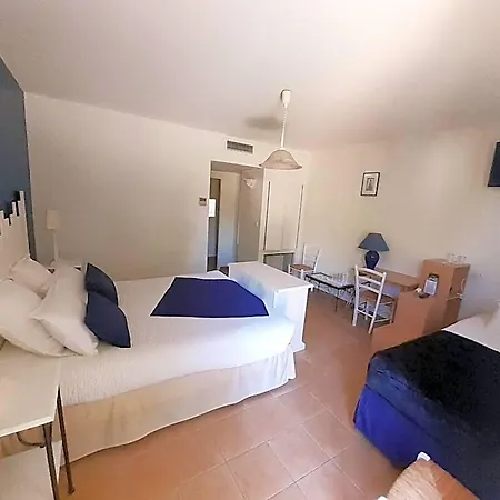 Hotell Logis Restaurant Le Clos Des Capitelles Uchaud