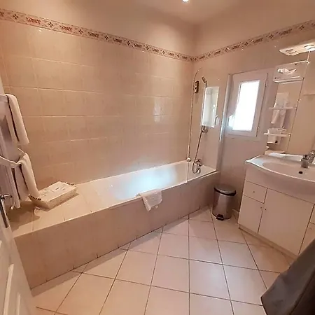 Hotell Logis Restaurant Le Clos Des Capitelles Uchaud