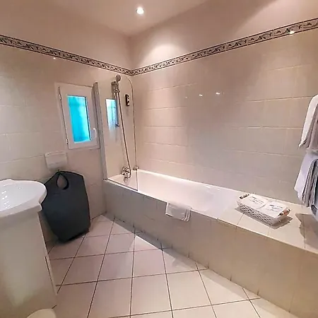 Hotell Logis Restaurant Le Clos Des Capitelles Uchaud