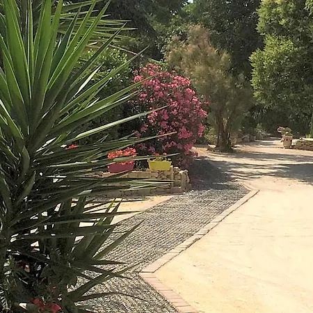 Logis Restaurant Le Clos Des Capitelles Hotel Uchaud