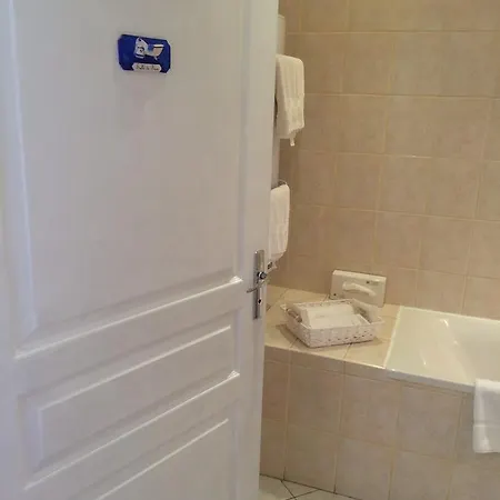 Hotell Logis Restaurant Le Clos Des Capitelles 3*