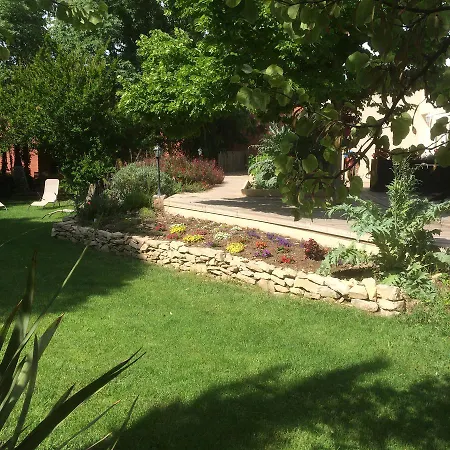 Отель Logis Restaurant Le Clos Des Capitelles