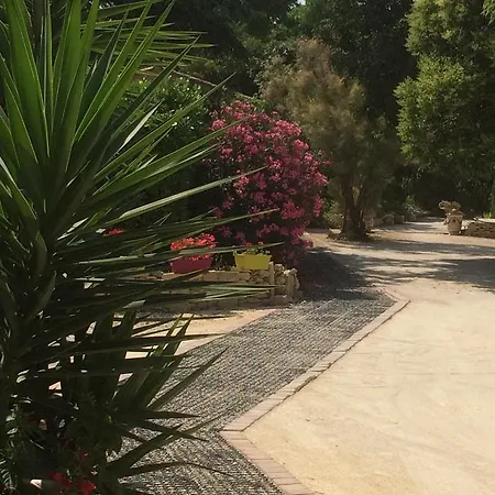 Logis Restaurant Le Clos Des Capitelles Hotell 3*