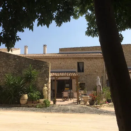 Отель Logis Restaurant Le Clos Des Capitelles 3*