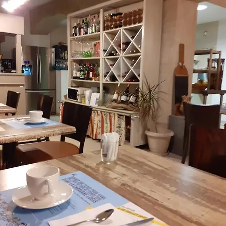 Logis Restaurant Le Clos Des Capitelles Uchaud