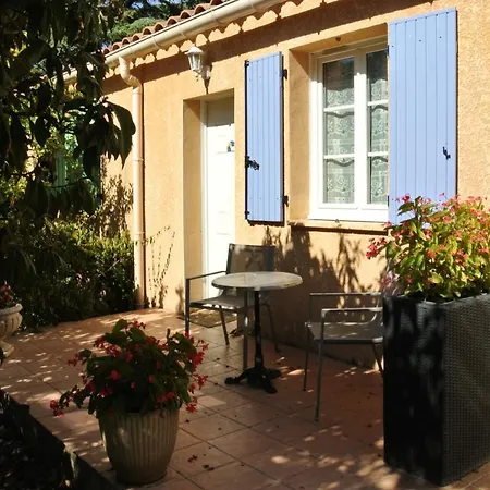 Logis Restaurant Le Clos Des Capitelles Hotel Uchaud