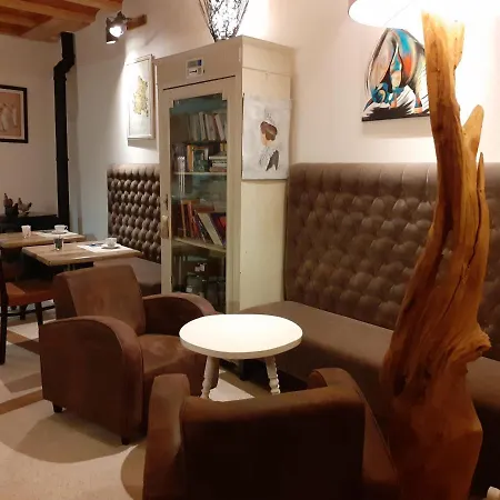 Logis Restaurant Le Clos Des Capitelles Юшо