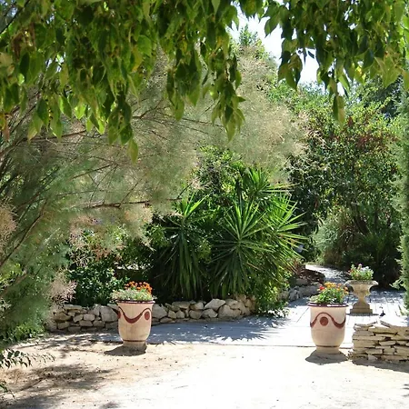 Отель Logis Restaurant Le Clos Des Capitelles Юшо