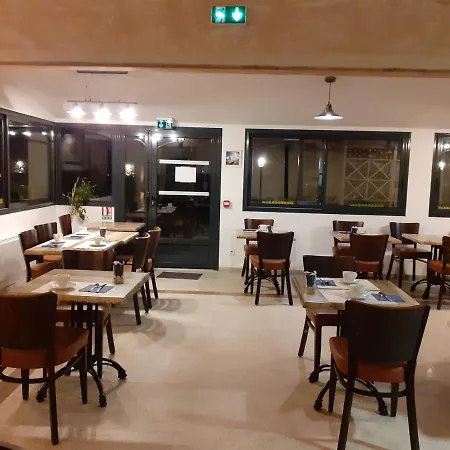 Отель Logis Restaurant Le Clos Des Capitelles Юшо