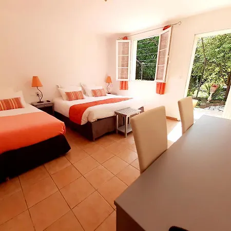 Hotel Logis Restaurant Le Clos Des Capitelles 3*