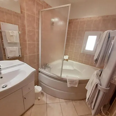 Logis Restaurant Le Clos Des Capitelles 3* Юшо