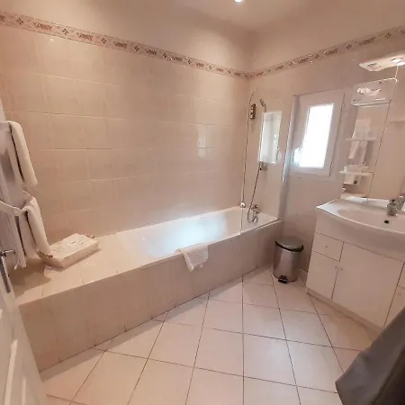 Le Clos Des Capitelles Hotel