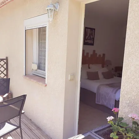 Logis Restaurant Le Clos Des Capitelles Отель