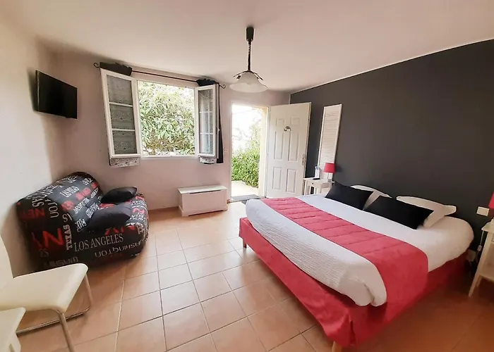 Logis Restaurant Le Clos Des Capitelles Hotel 3*