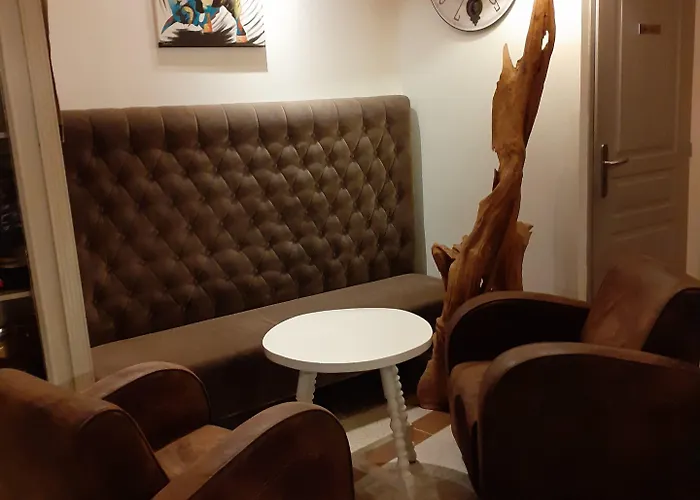 Logis Restaurant Le Clos Des Capitelles Hotel Uchaud