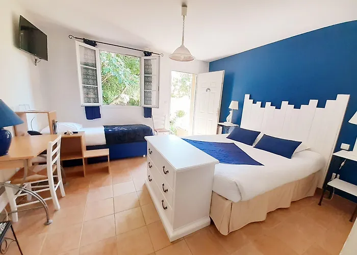 Logis Restaurant Le Clos Des Capitelles Hotel 3*