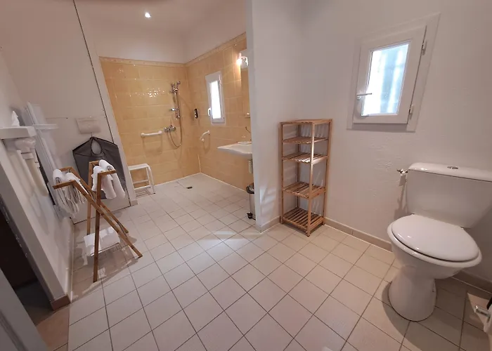 Logis Restaurant Le Clos Des Capitelles Hotel 3*