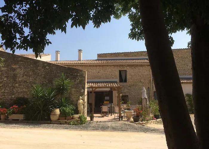 Hotel Logis Restaurant Le Clos Des Capitelles 3*