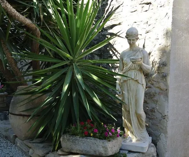 Hotel Logis Restaurant Le Clos Des Capitelles Uchaud