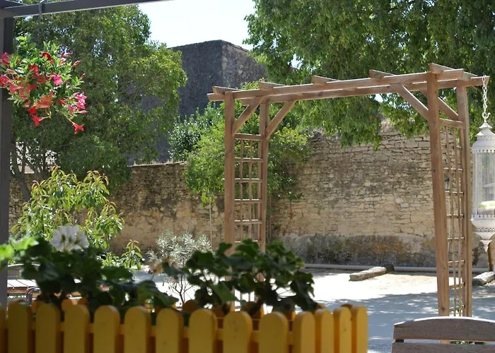 Logis Restaurant Le Clos Des Capitelles Hotel