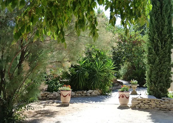 Hotel Logis Restaurant Le Clos Des Capitelles Uchaud