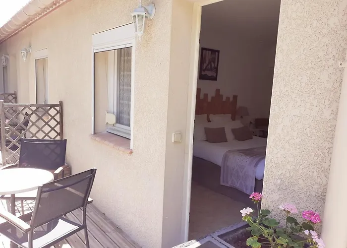 Logis Restaurant Le Clos Des Capitelles Hotel